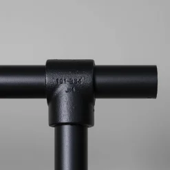 Kledingrek Yuki Zwart