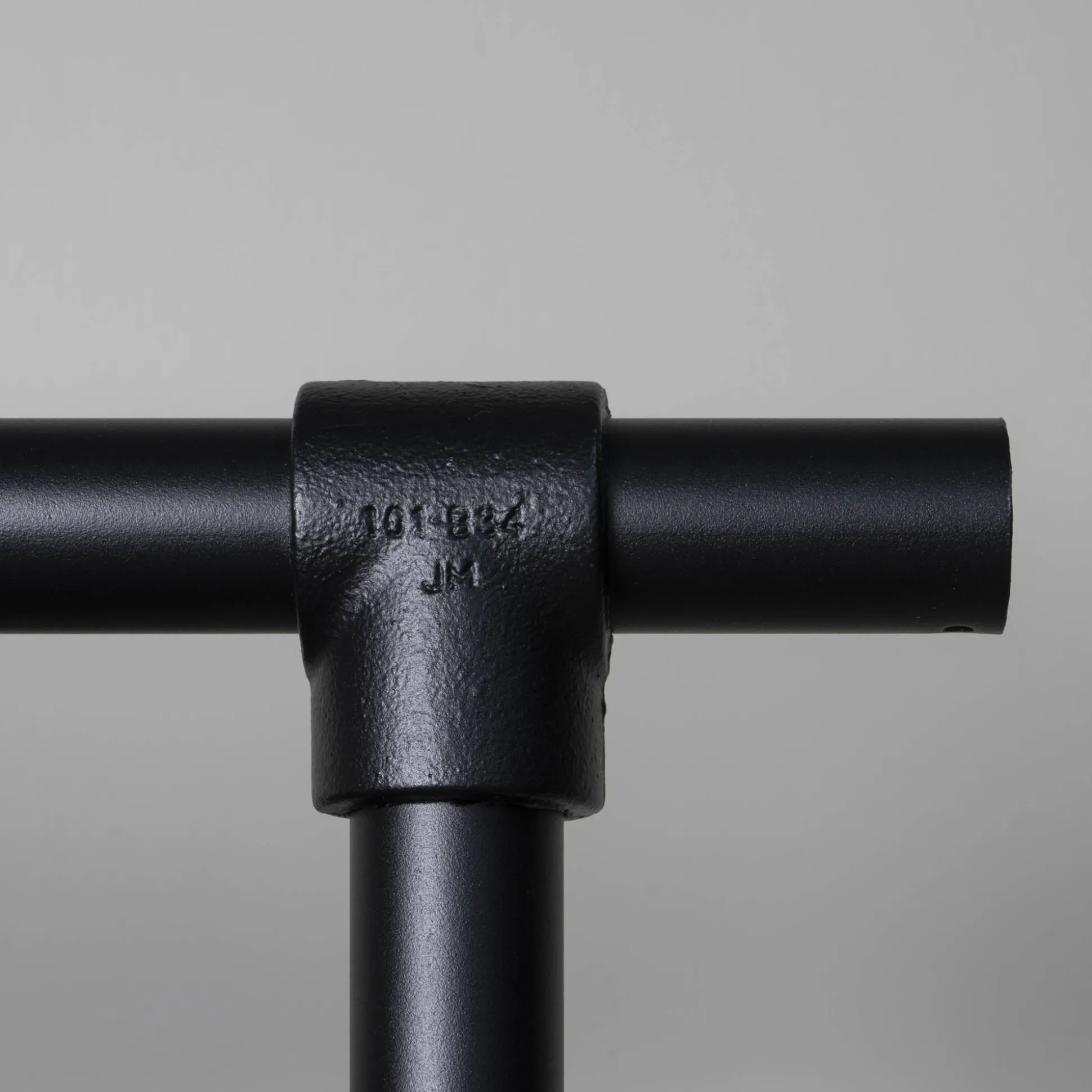 Kledingrek Yuki Zwart