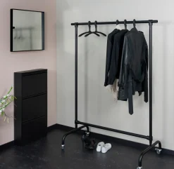 Kledingrek Yuki Zwart