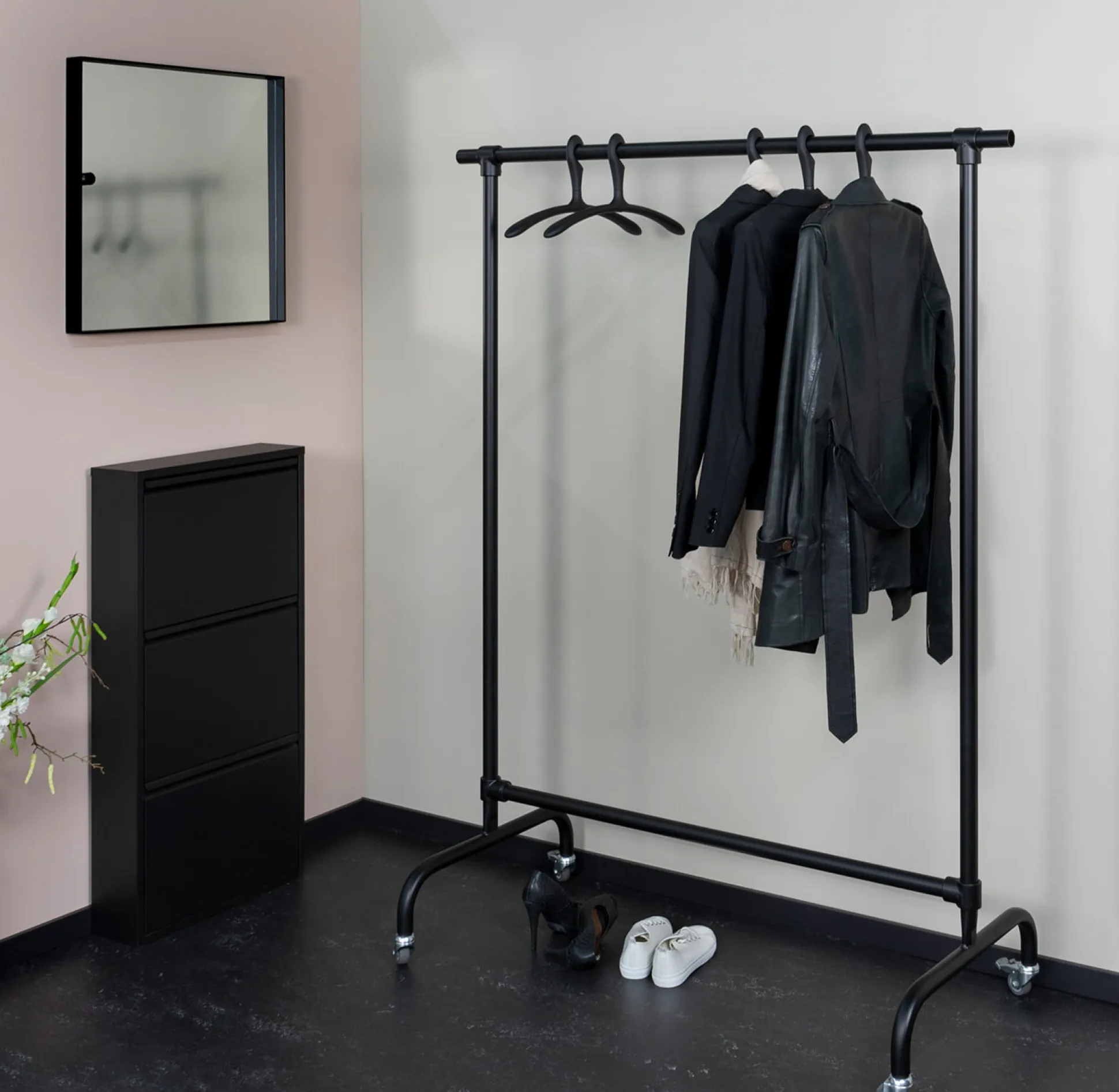 Kledingrek Yuki Zwart